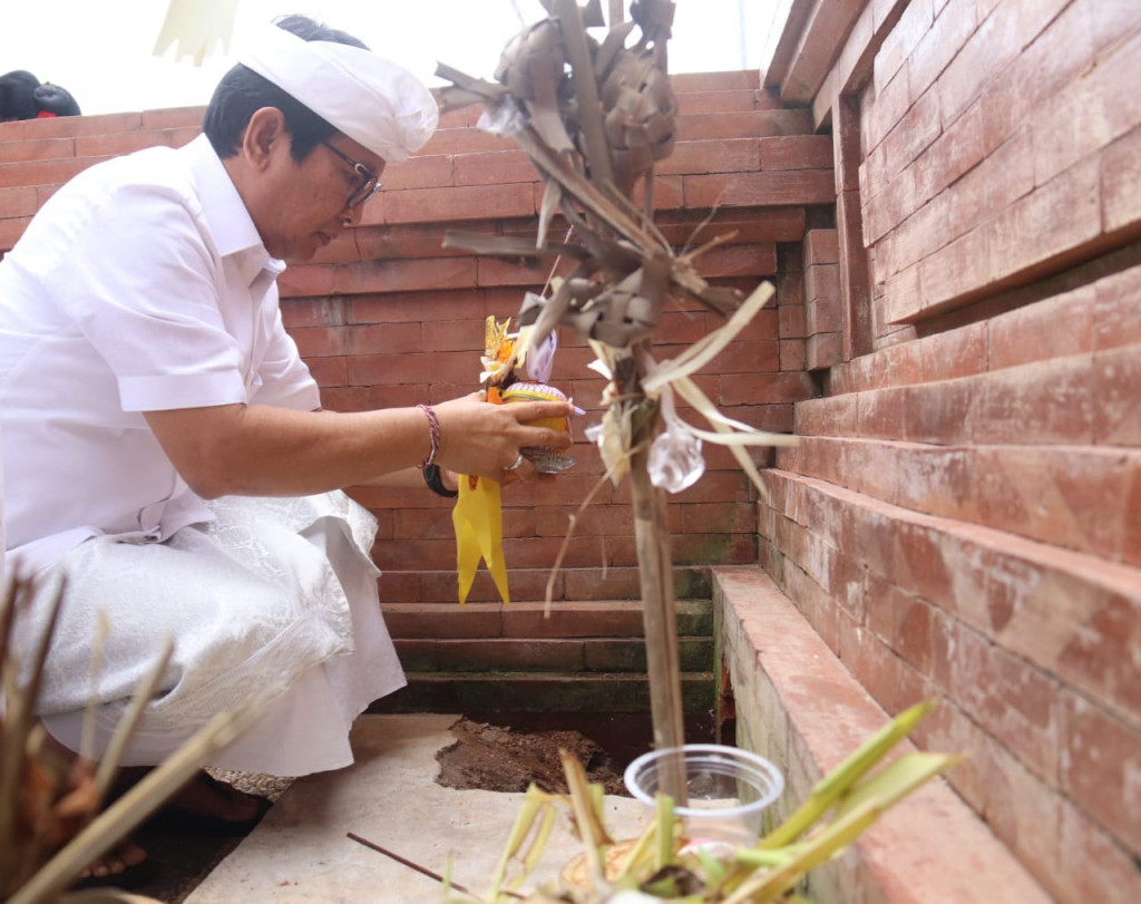 Sekda Adi Arnawa Mendem Pedagingan di Pura Sedahan Penyarikan Br. Pegending, Dalung